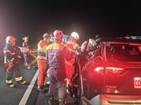 國1民雄段聯結車爆胎5車連環撞！2死2傷