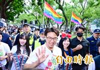 圖輯》同志大遊行湧17萬人！沈伯洋發彩虹飄帶 蔣萬安遭嗆聲快閃離場