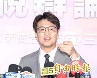 台北市長辯論》淺灰西裝胸口別彩虹台灣 沈伯洋帶女兒髮圈、親友團助陣