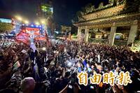 勇者「New Mayor」沈伯洋車掃抵達龍山寺 支持者嗆蔣萬安辯論問A答B