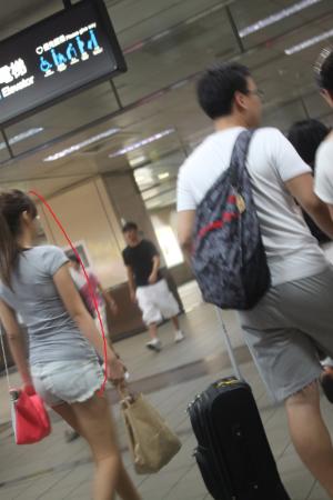 批踢踢鄉民靠背影「神」正妹 網友稱奇