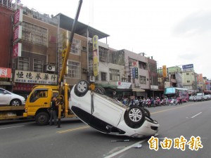 疑因煞不住翻車 八德車禍2人送醫