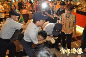 張志軍訪台 二航廈台聯與警衝突