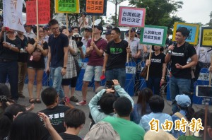 飯店前靜坐！陳為廷：現場命名為「反國共黑箱廣場」