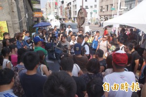 贊助商喧賓奪主卡「姐姐」 高市文化局究責