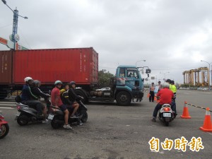 賞煙火人潮多 管制區前交通亂