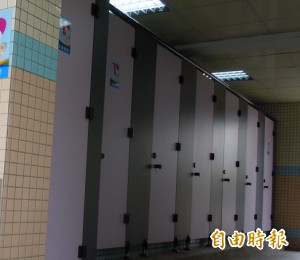 國中男廁所偷抽菸 少女幫把風反被性侵