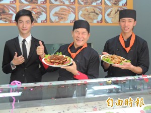 為學生微型創業打氣 澎恰恰回母校當一日店長
