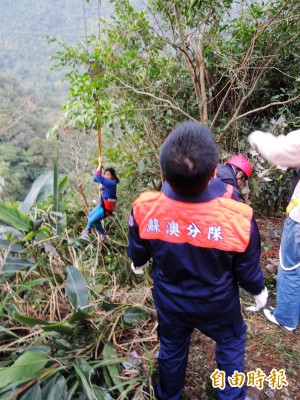休旅車墜山谷 肇事吊車駕駛垂降救傷者