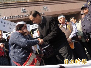 躁鬱原民受刑人疑遭虐死 家屬法務部前抗議
