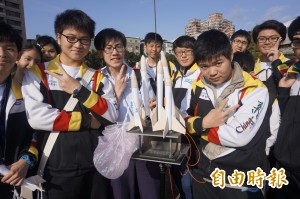 寒假輔導不無聊 學生自製火箭比高下