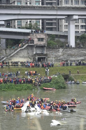 復興空難 23名罹難者遺體陸續送往二殯