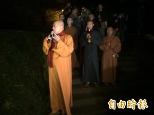 願早日找到失蹤者 佛教團體晚間赴空難現場祈福