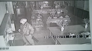 偷香油錢心神不寧 廟前徘徊被逮