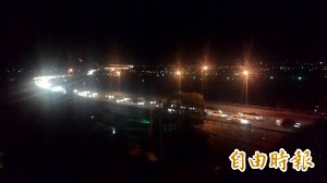 中部國道塞翻 服務區也爆滿