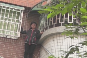 闖空門女嫌卡在二樓採光罩 動彈不得被捕