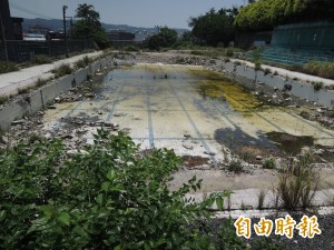 板條街無車位 填平荒廢泳池設停車場