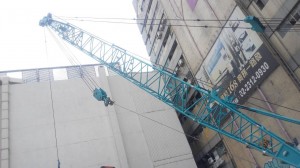 建案吊掛鋼筋掉落 壓傷工人腦漿四溢