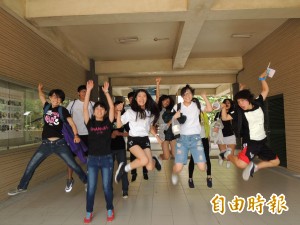 台南二考區「零違規」考生考完慶祝去