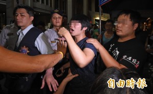 質疑男子偷拍 反課綱現場爆流血衝突