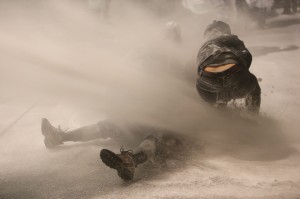 南韓政府強力鎮壓 抗議民眾遭水柱擊倒命危