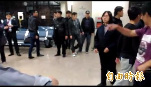 不要打架！兩派人馬北檢開打28秒 女法警喝阻