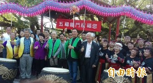 石岡五福臨門老樹被救活 老樹協會舞龍慶祝