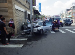 疲勞駕駛自撞電桿 女友之母重傷不治