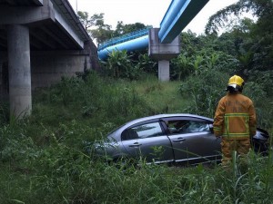 男子駕車疑自摔溪谷 被發現時氣絕多時