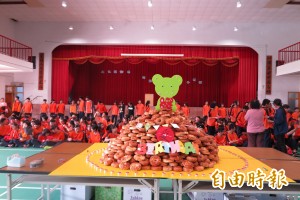 古坑國中小合併週年運動會 志工堆「Bagel山」慶祝