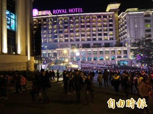 南台強震 義大遊樂世界玻璃門震壞