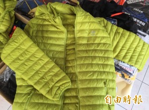 「小英戰袍」中國仿品 流入高屏地攤查獲