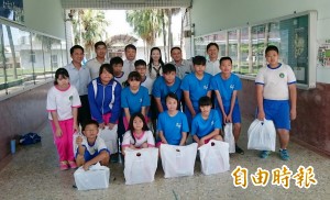 遠東夜校生進修不忘做公益  捐鞋給偏區孩子