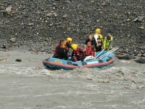 溪水暴漲民眾受困 吉普車被沖走