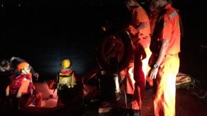 溪水爆漲 漁民救膠筏反受困