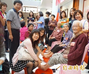 提前慶祝母親節 竹縣辦為媽媽洗腳活動