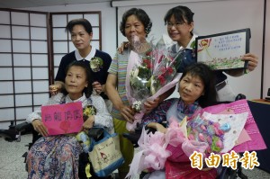 45年如一日！媽媽天天抱2重度肢障女兒上廁所
