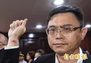 掛彩受傷的原因是&hellip; 賴瑞隆：未與人拉扯、未搶麥克風