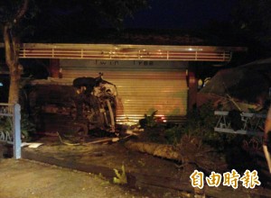 宜蘭小客車深夜失控撞民宅 2命危送醫搶救