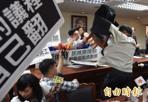 想念小英？ 立院衝突藍委要她「踹共」