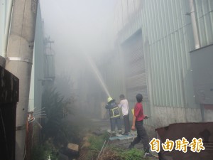 台南鐵工廠火警   濃煙直竄嚇人