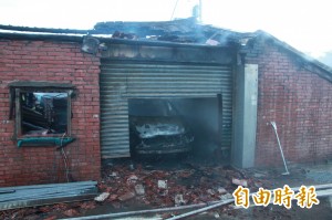 自小客自燃引火勢 無人紅磚屋遭燒毀