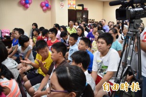 坐上主播台 小朋友體驗當主播