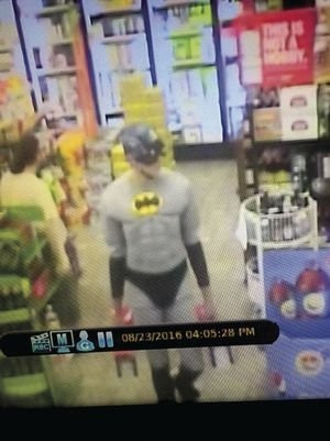 拿走啤酒沒付錢  美國警方追捕拼裝版「蝙蝠俠」