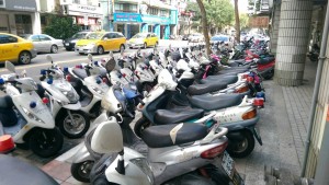 警用機車佔用停車格？ 議員批擾民