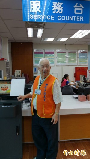 「頒到無獎可頒」 85歲熱心阿公 志工時數破2萬