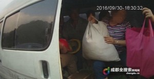 狂！強國27人硬塞6人箱車  網友：沙丁魚罐頭