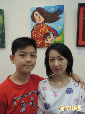 母友人罹癌 小五童自主義賣畫作捐基金會