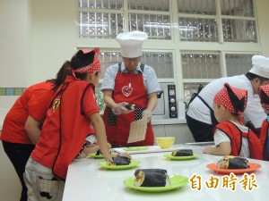 胡適國小非營利幼兒園揭牌 柯與學童包壽司