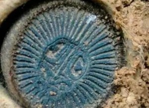 農夫以為挖到「古幣」……拉出後竟嚇到丟掉